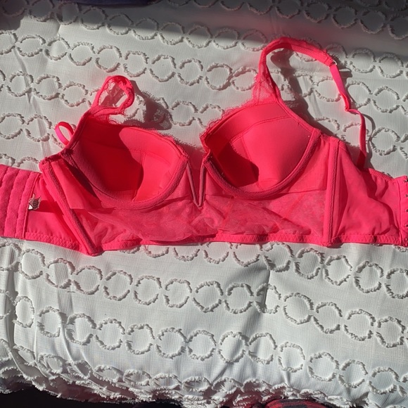 Victoria’s Secret bra like new! 32DDD - Picture 2 of 3